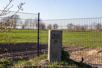 Grenzstein und Wildschweinzaun zwischen Dänemark und Deutschland