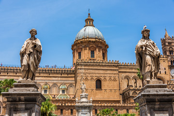Naklejka na ściany i meble Statue facing Palermo Cathedral, Sicily