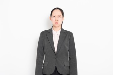 怒った表情の女性