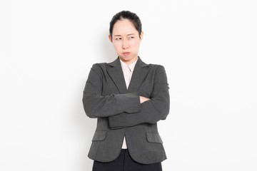 怒った表情の女性