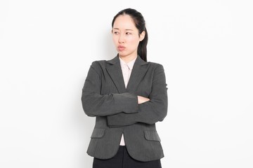 怒った表情の女性