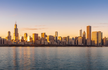 Naklejka premium Chicago Downtown Skyline Zachód słońca Jezioro Michigan z najbardziej charakterystycznym budynkiem z Adler Planetarium, Illinois, USA
