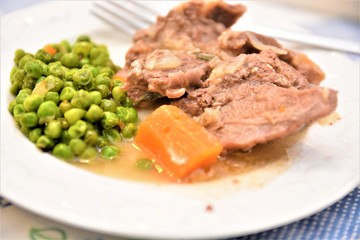 filetto di carne con piselli