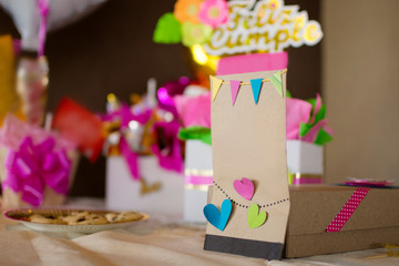 Naklejka na ściany i meble Caja de regalo de cumpleaños, mesa de regalos y galletas / Birthday gift box, gift table and cookies.