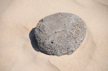 Obraz premium Stone on the sand of the beaches of Valdevaqueros de Tarifa in Cádiz