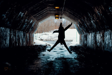Saut de jeune fille dans une tunnel