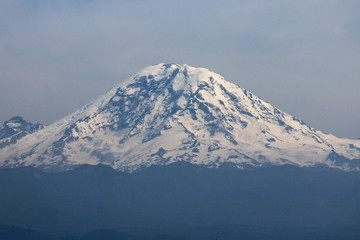 Fototapeta na wymiar Snowy Mount Rainier in Washington
