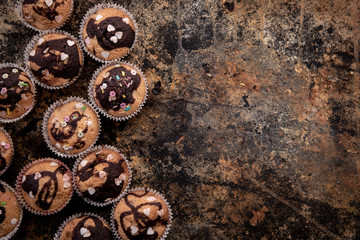 Pieczenie muffinek czekoladowo waniliowych - obrazy, fototapety, plakaty