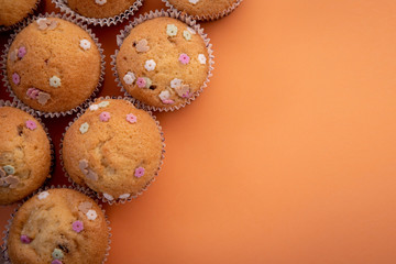 Muffinki z kolorową posypką na kolorowym tle