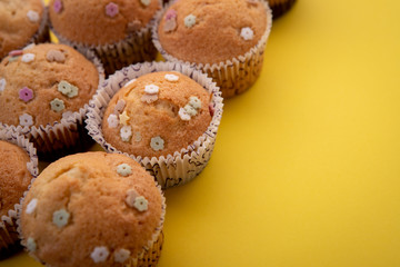 Muffinki z kolorową posypką na kolorowym tle