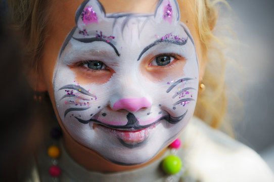 Face painting - Cat mask on little girl
