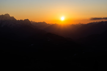 Abendsonne über den Gipfeln der Alpen im Karwendel bei Mittenwald