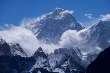 Papier Peint photo autocollant Everest Sommet du mont Everest entouré de montagnes et de nuages de l& 39 Himalaya