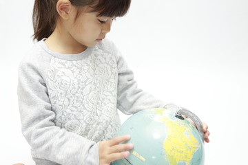 地球儀と幼児(5歳児) (白バック)