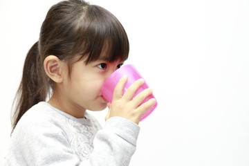 飲み物を飲む幼児(5歳児) (白バック)