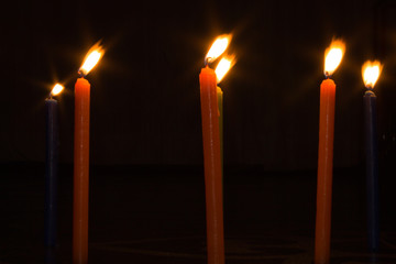 velas encendidas con llama inclinada