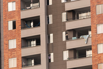 Ventanas de Edificios en la ciudad de Medellin durante la cuarentena por el coronavirus. Quédate en casa durante la pandemia