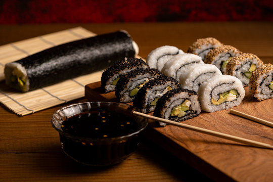 Sushi, makis vegetarianos, comida tradicional japonesa.