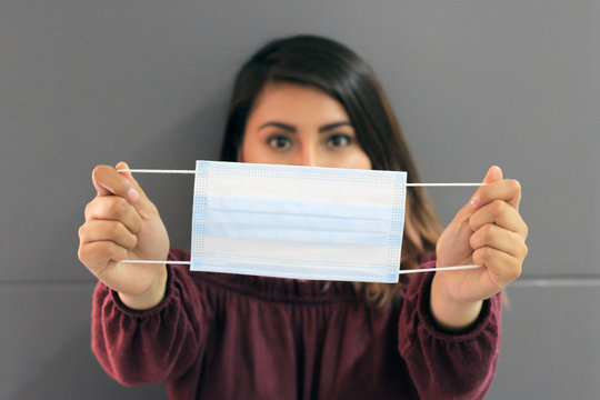 Mujer latina con cubrebocas