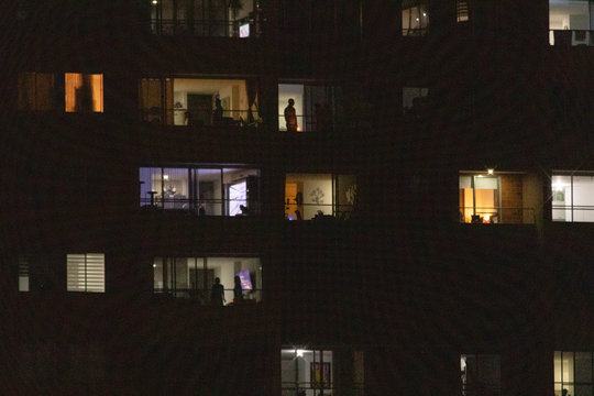 Ventanas de Edificio en la Noche en la ciudad de Medellin durante la cuarentena. Qu&eacute;date en casa durante la pandemia