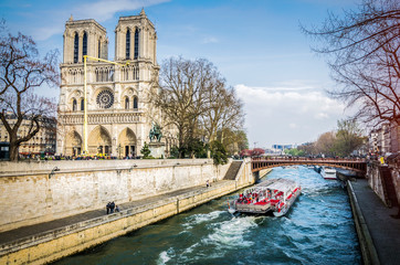 Fototapeta na wymiar Notre Dame and the Seine River
