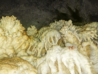 formaciones geológicas en una gruta o caverna