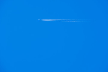 【写真素材】飛行機雲　青空　空　春の空　背景　背景素材　3月　コピースペース