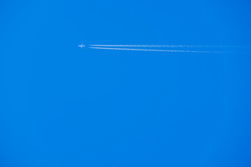【写真素材】飛行機雲　青空　空　春の空　背景　背景素材　3月　コピースペース