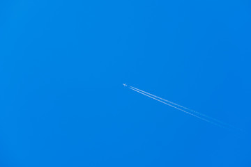 【写真素材】飛行機雲　青空　空　春の空　背景　背景素材　3月　コピースペース