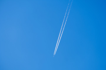 【写真素材】飛行機雲　青空　空　春の空　背景　背景素材　3月　コピースペース