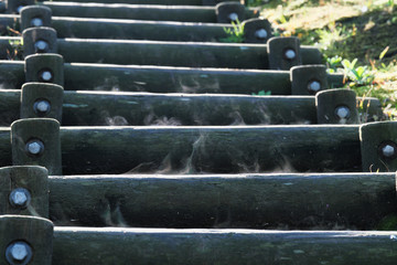 階段から寒暖差で立ち上る冷気