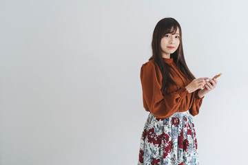 携帯電話を使う女性