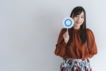 判定する女性