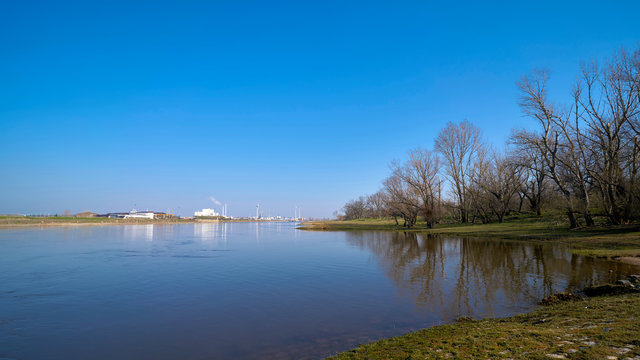 Ufer der Elbe bei Magdeburg. Im Hintergrund das Industriegebiet Rothensee
