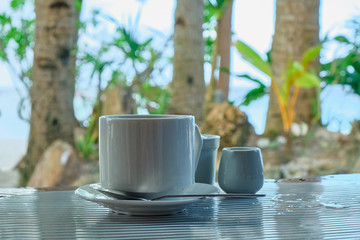 Ontbijt op het eiland Boracay van de Filipijnen met uitzicht op het witte zandstrand en de zee. Een omelet en een kopje koffie in een witte schotel.