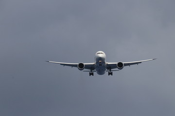 avión 787 aterrizando isla de pascua