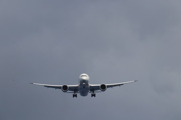 avión 787 aterrizando isla de pascua