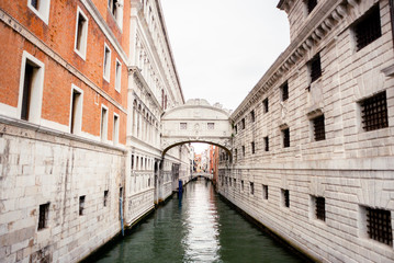 Fototapeta na wymiar Bridge of Sighs (Ponte dei Sospiri) in Venice and Rio de Palazzo Canal. Italy.