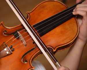 close up violin with hands and bow