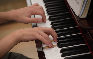 Obraz premium close up fingers playing piano