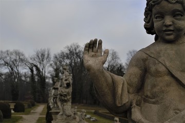 Fototapeta na wymiar Children's statue in the park