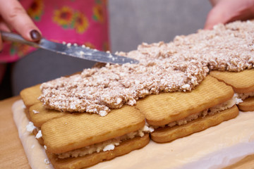 Put the cottage cheese and spread the cookies. Cooking cake 