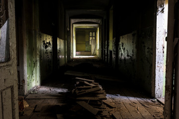 Fototapeta na wymiar Korytarz w opuszczonym budynku