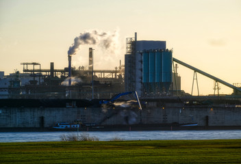 Industrie, Verladung und Binnenschiffahrt in Duisburg