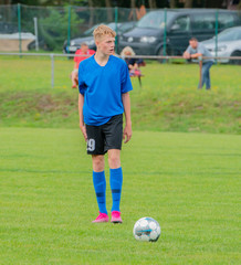 Junger Fußballspieler bei einem Fußballspiel in Aktion
