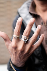 ダイヤの指輪をはめた男性の手