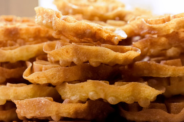 Macro de una pila de flores de Carnaval. Fondo de alimentos de un típico postre frito y dulce de España.