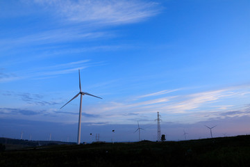 Obraz premium The windmill in the sunset, on the hillside