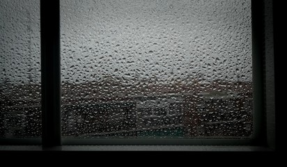gotas de lluvia en la ventana