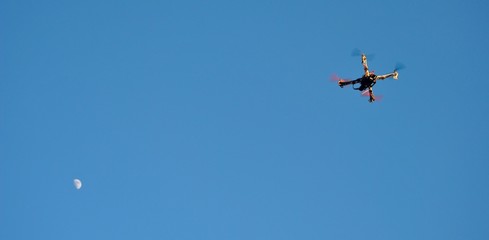 drone, cielo y luna